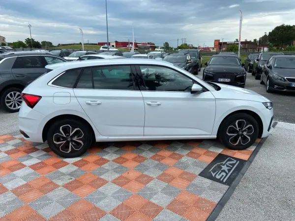 Skoda SCALA 1.0 TSI 116 BV6 SELECTION Caméra Radars Cockpit JA 16" diamantées - Photo 4