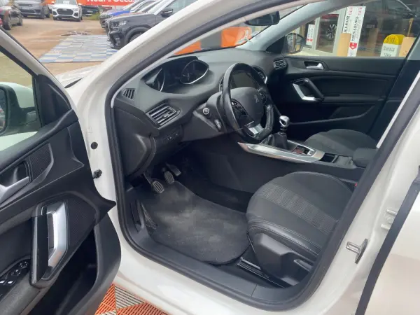 Peugeot 308 1.2 PureTech 130 ALLURE - Photo 5