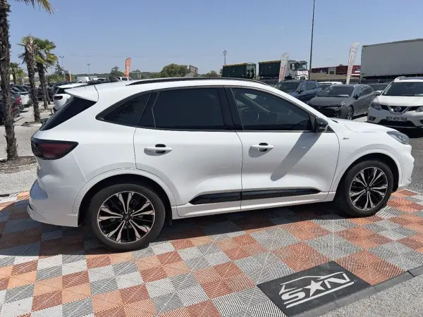 Ford KUGA 1.5 TDCI 120 POWERSHIFT ST LINE - Photo 4
